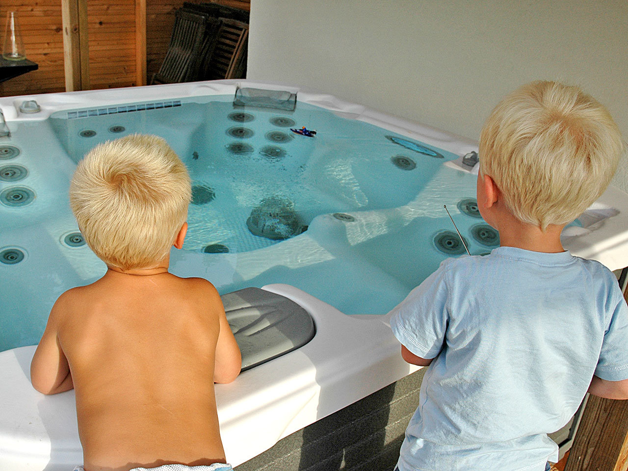 Reflections Diplomat jacuzzi er gøy og hygge for både store og små Reflections Diplomat jacuzzi er gøy og hygge for både store og små