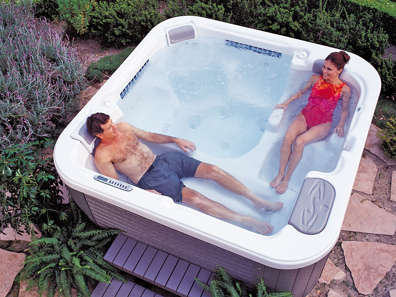 Reflections Diplomat jacuzzi har god plass til to personer i hvert sitt liggesete Reflections Diplomat jacuzzi har god plass til to personer i hvert sitt liggesete
