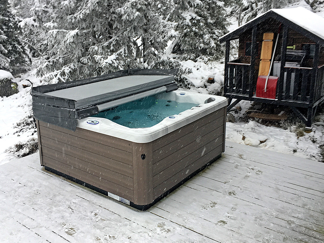 Vita Monarque spa plassert lett tilgjengelig på terrassen Vita Monarque spa plassert lett tilgjengelig på terrassen