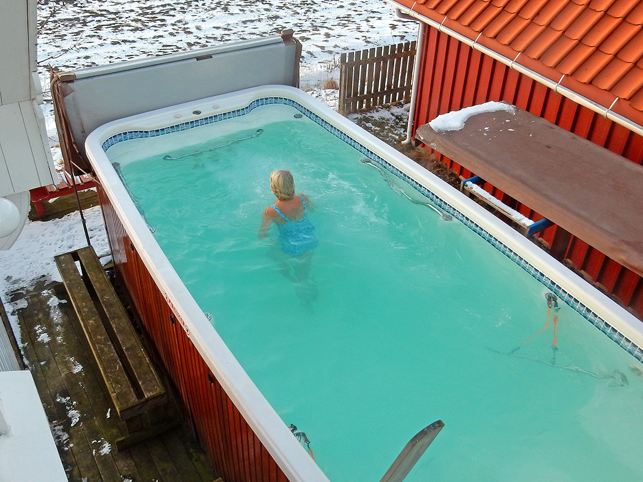 Rekreasjon i swimspa og motstrømsbasseng - spa basseng for bruk inne og utendørs Rekreasjon i swimspa og motstrømsbasseng - spa basseng for bruk inne og utendørs