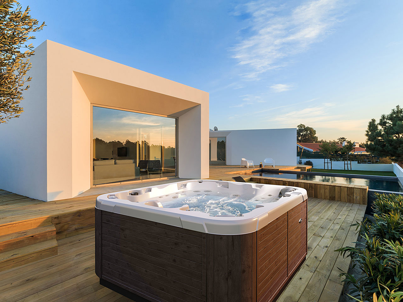 Reflections Executive jacuzzi lekkert plassert ved boligen Reflections Executive jacuzzi lekkert plassert ved boligen